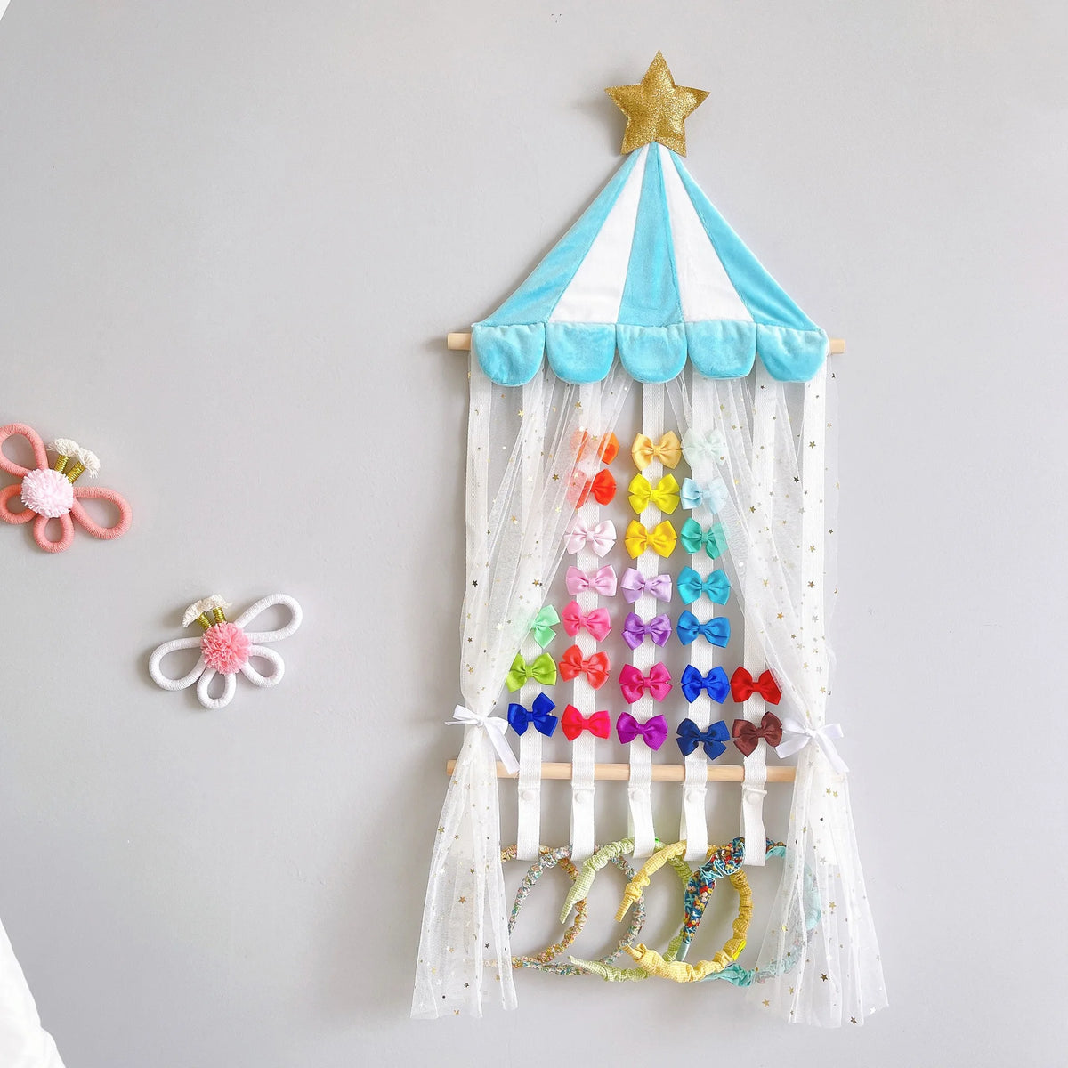 rideau mural accessoires cheveux rose blanc bleu étoiles dorées tulle transparent enfantin décoratif