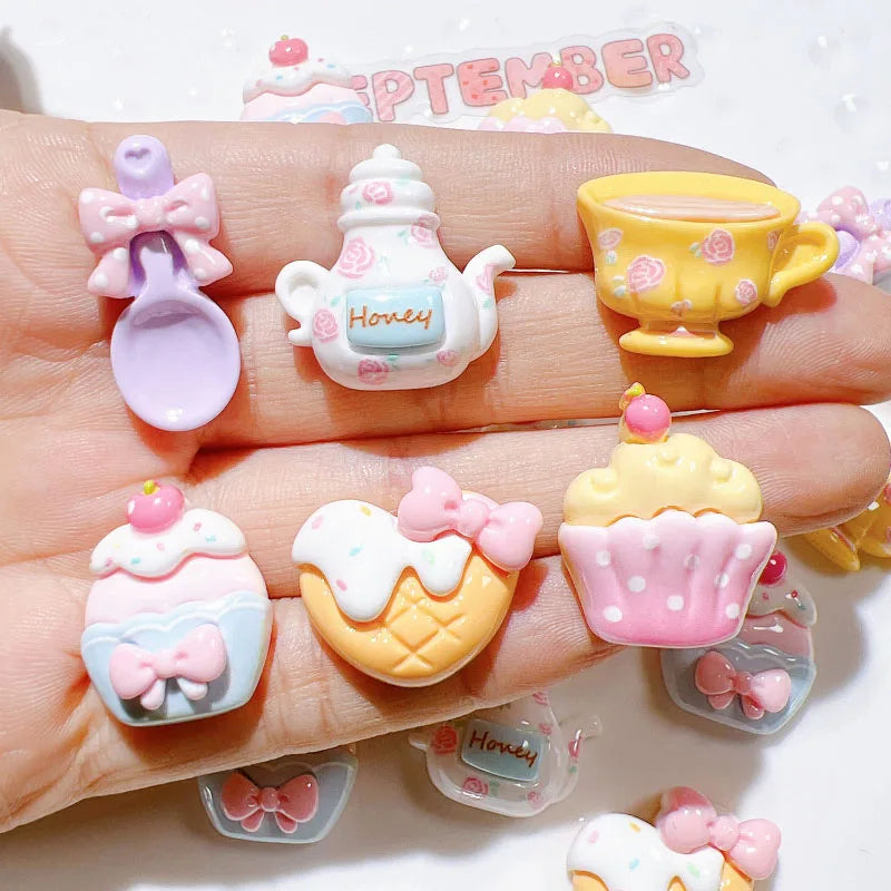 miniatures théière tasses cuillère cupcakes kawaii doux mignon rubans fleurs roses blancs