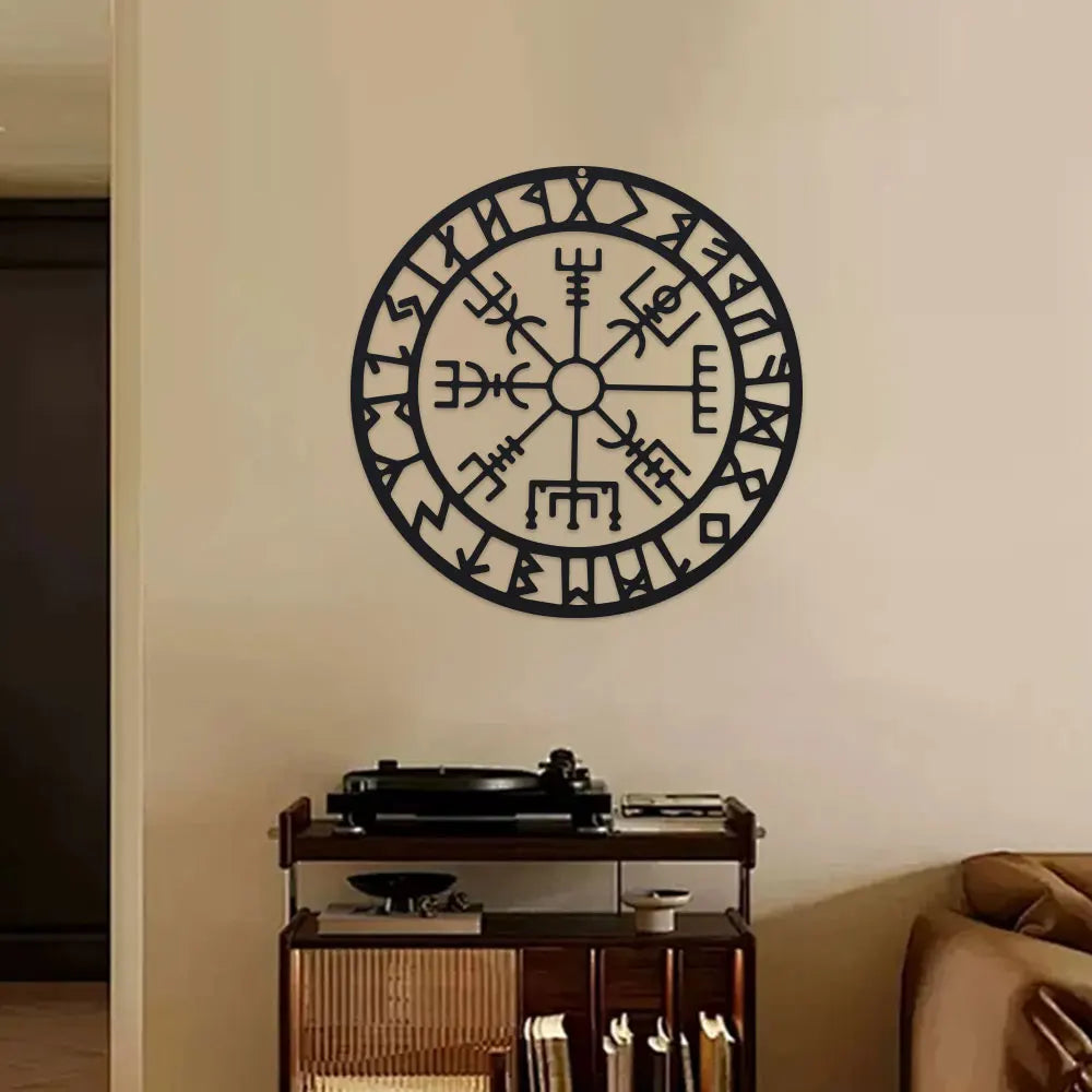 horloge murale noire symboles anciens motifs géométriques artisanal métal vieilli
