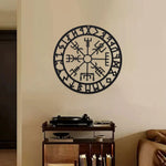 horloge murale noire symboles anciens motifs géométriques artisanal métal vieilli