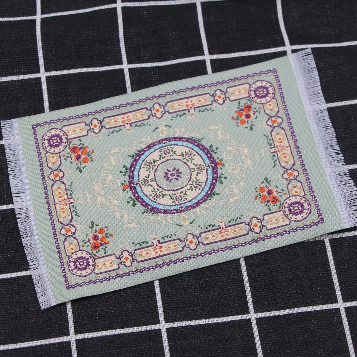 tapis ornements floraux motifs géométriques rouge beige bleu rose vert classique traditionnel miniature