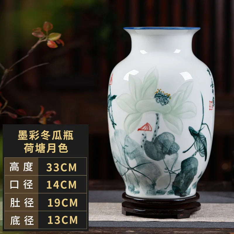 Vase décoratif en porcelaine blanche et grise orné de fleurs et de motifs floraux élégants, sur un socle en bois.