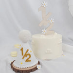 décoration anniversaire bannière chapeau conique fleurs blanches pompons gâteau floral trousseau boisclair