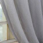 Rideau gris élégant pour salon moderne, offrant une touche de sophistication à votre décoration intérieure. Ce rideau permet de filtrer doucement la lumière, créant ainsi une ambiance apaisante et agréable. Idéal pour habiller vos fenêtres tout en préservant votre intimité. Accessoire décoratif chic pour ajouter une note contemporaine à votre maison.