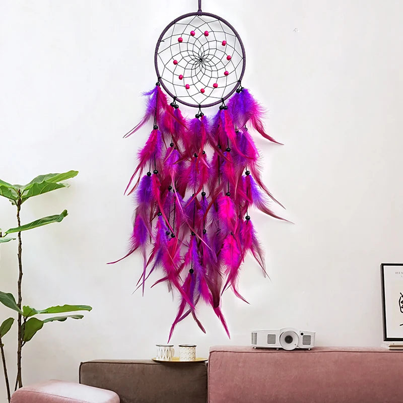 Un magnifique attrape-rêves en plumes violettes et roses, suspendu à un crochet, décore harmonieusement cette pièce.