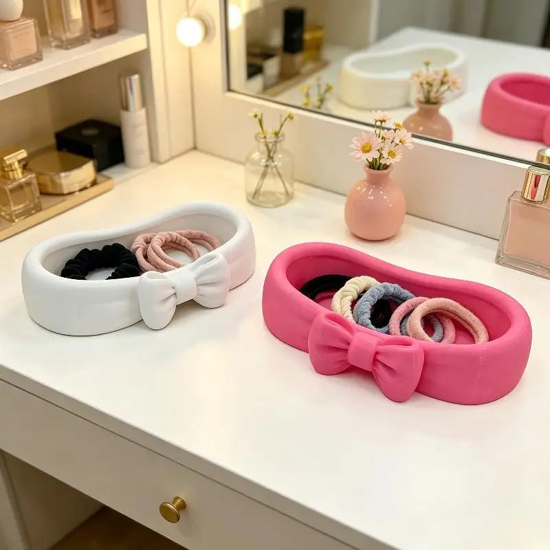 rangement bijoux rose blanc nœud papillon doux féminin surface lisse mat organisateur coiffeuse cosmétiques