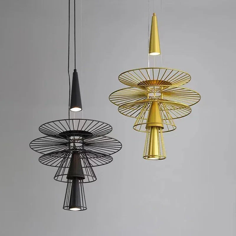 Suspension lumineuse or noir contemporaine métal cercles superposés brillance minimaliste chaînes suspendues