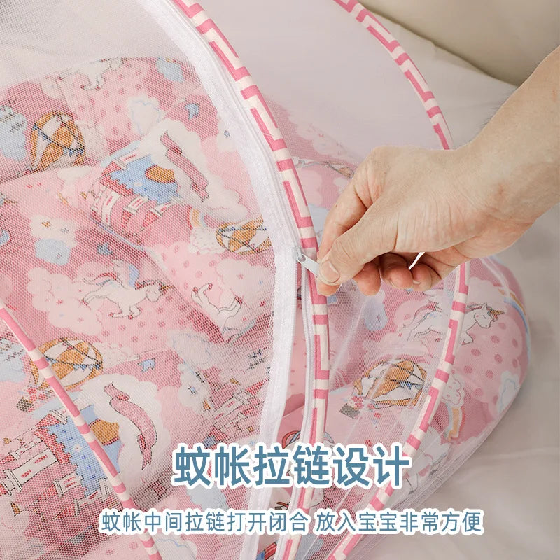 lit parapluie bébé moustiquaire intégrée matelas rembourré oreiller motif personnages ballons nuages tissu doux