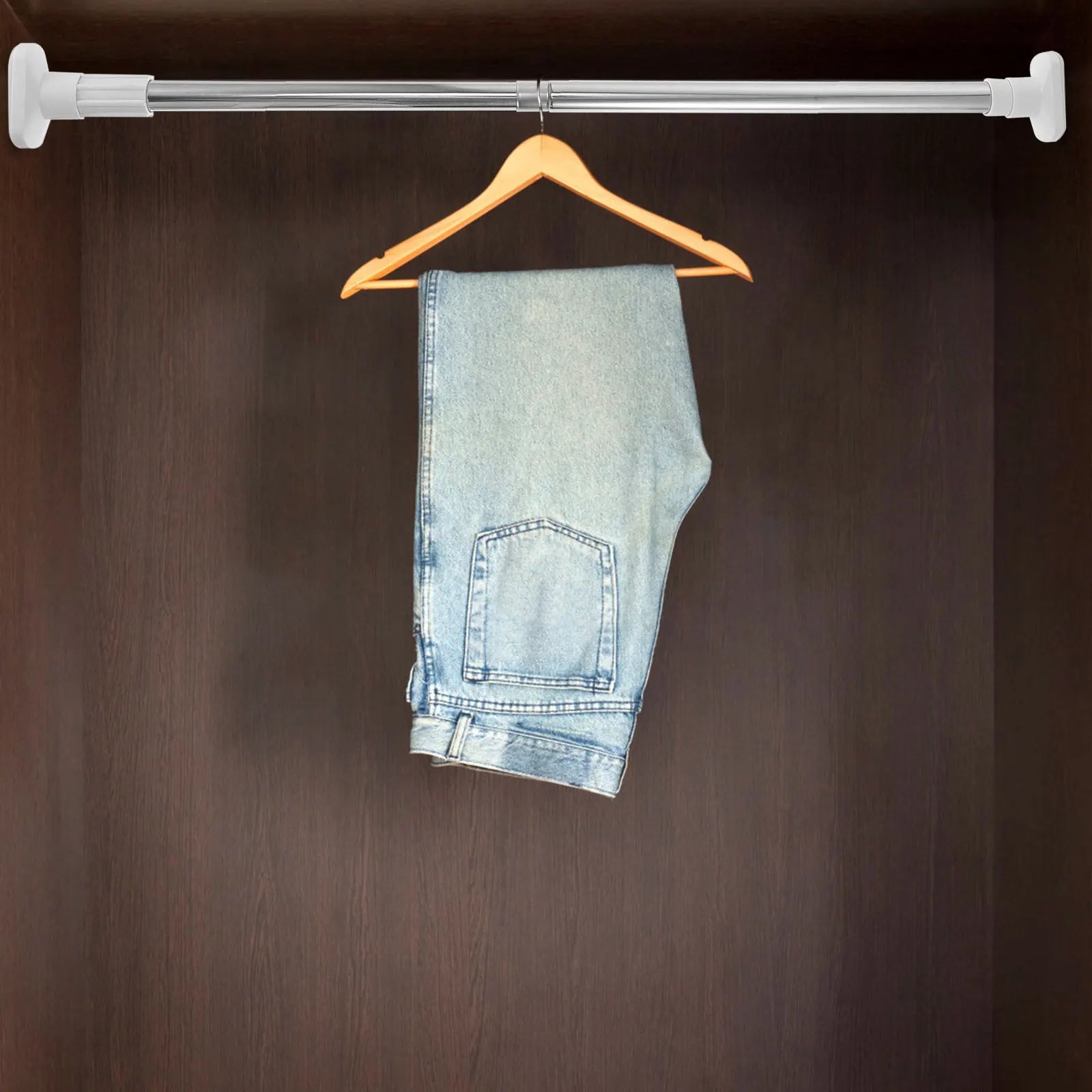 Tringle utilisée comme portant à vêtements dans un placard