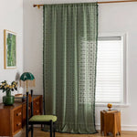 rideaux bohèmes translucides vert foncé motif géométrique franges pompons salon