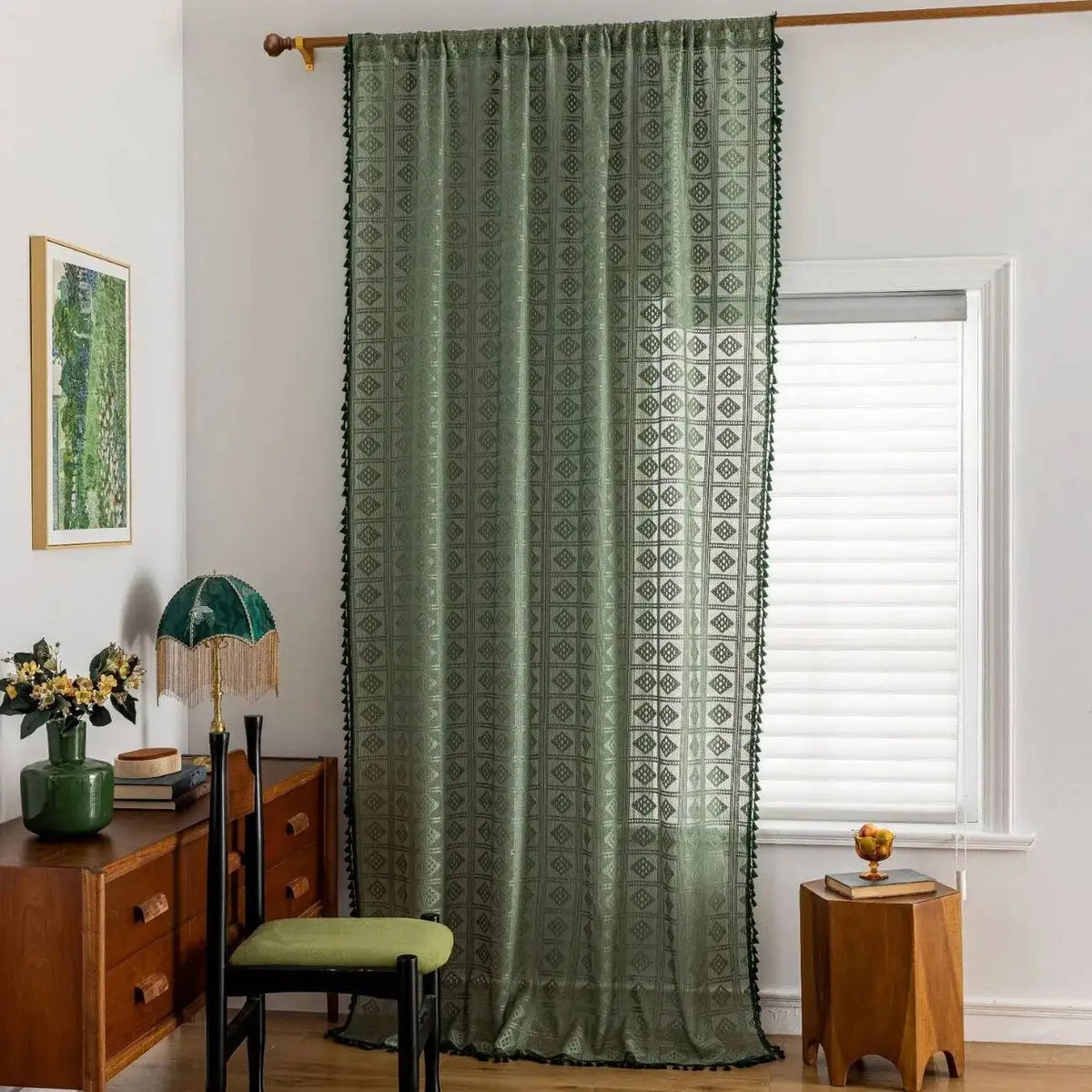 rideaux bohèmes translucides vert foncé motif géométrique franges pompons salon