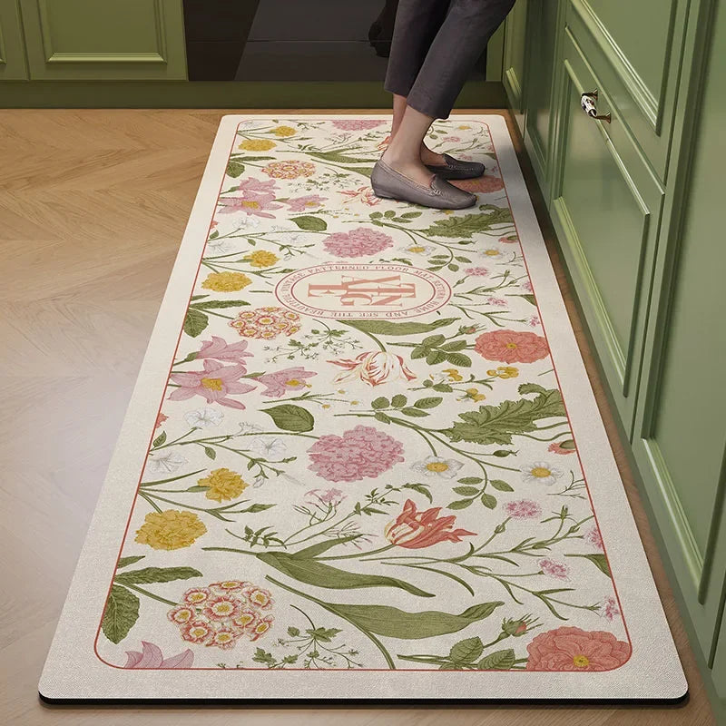 Tapis coloré décoré de fleurs et de motifs floraux sur un sol en bois.