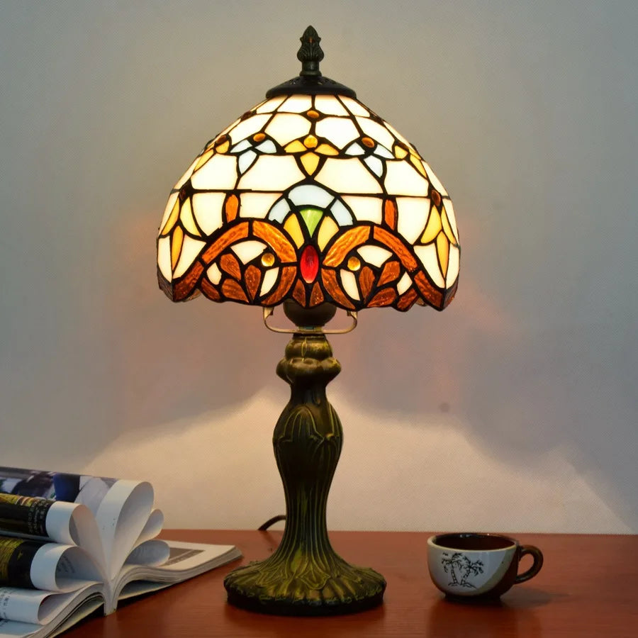 lampe table tiffany art nouveau motifs floraux vert marron beige rouge jaune blanc vitrail