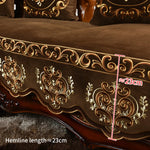 Magnifique coussin décoratif en velours marron foncé, orné de motifs floraux dorés élégants, offrant une texture riche et sophistiquée.