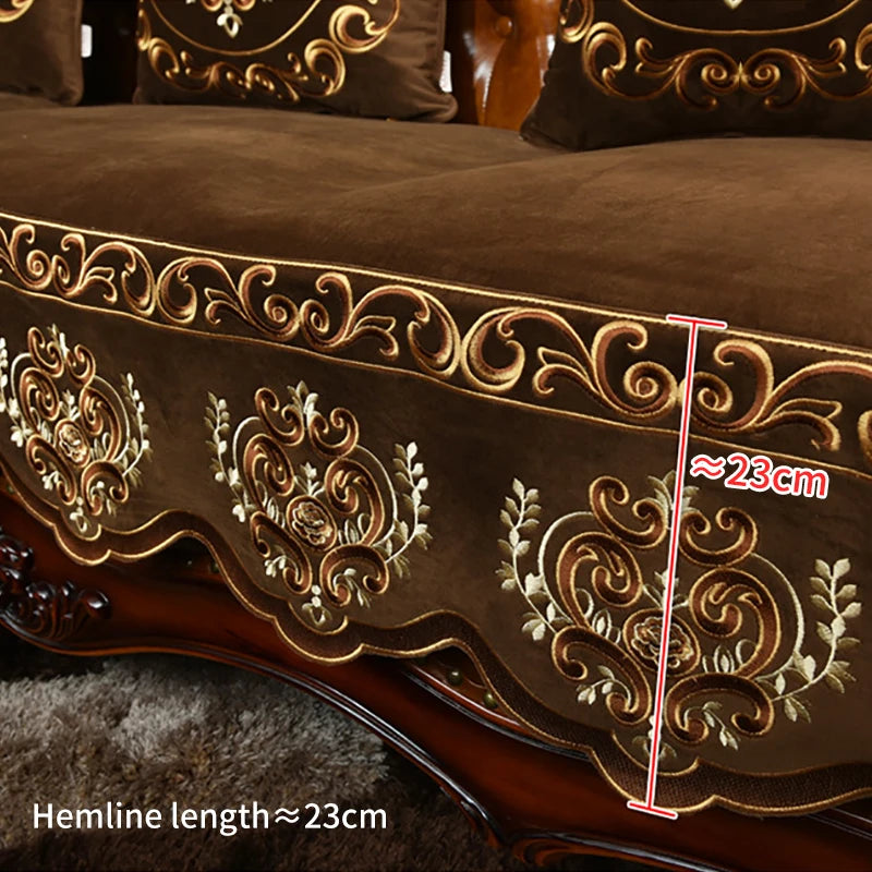 Magnifique coussin décoratif en velours marron foncé, orné de motifs floraux dorés élégants, offrant une texture riche et sophistiquée.