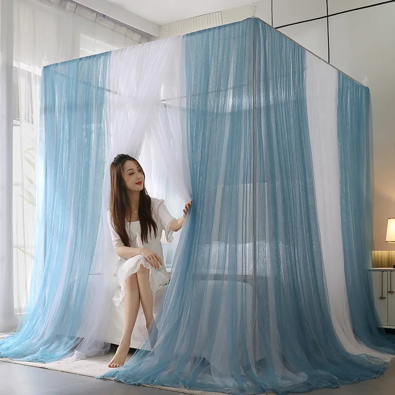 L'image montre une femme assise dans une chambre décorée de rideaux bleus et blancs, suggérant un intérieur apaisant et élégant.