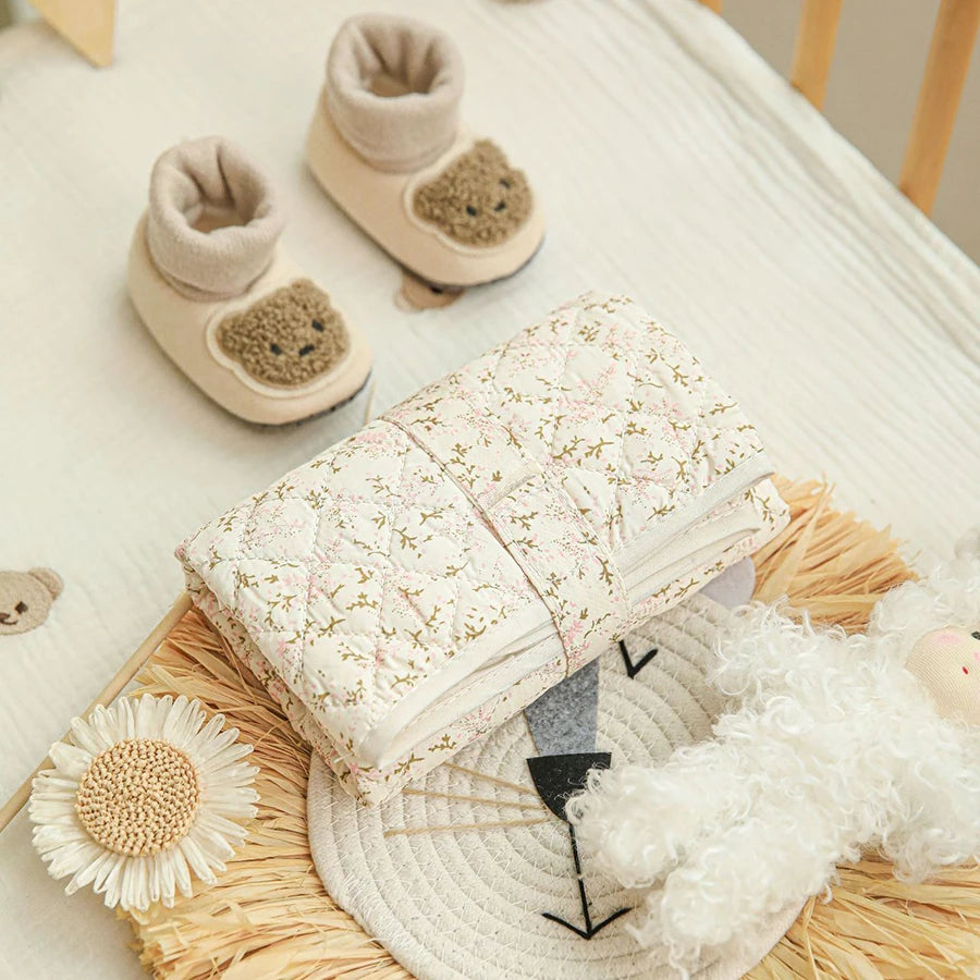 tapis bébé couverture douce quilté imprimé floral moderne blanc rose pâle portable pliable houssable