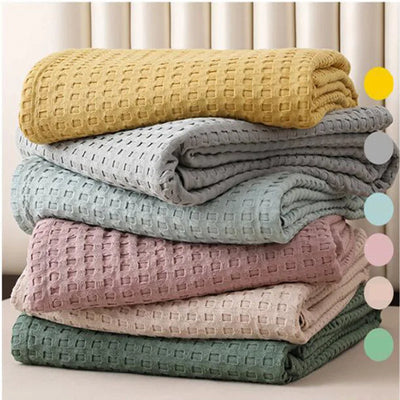 Jeté de lit en coton gaufré à carreaux japonais bleu sur un lit