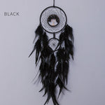 Capteur de rêves noir décoratif avec des plumes, un arbre de vie et un design circulaire.