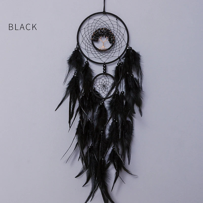 Capteur de rêves noir décoratif avec des plumes, un arbre de vie et un design circulaire.