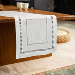 chemin table lin brodé floral motif géométrique blanc élégant traditionnel champêtre semi transparent rectangle