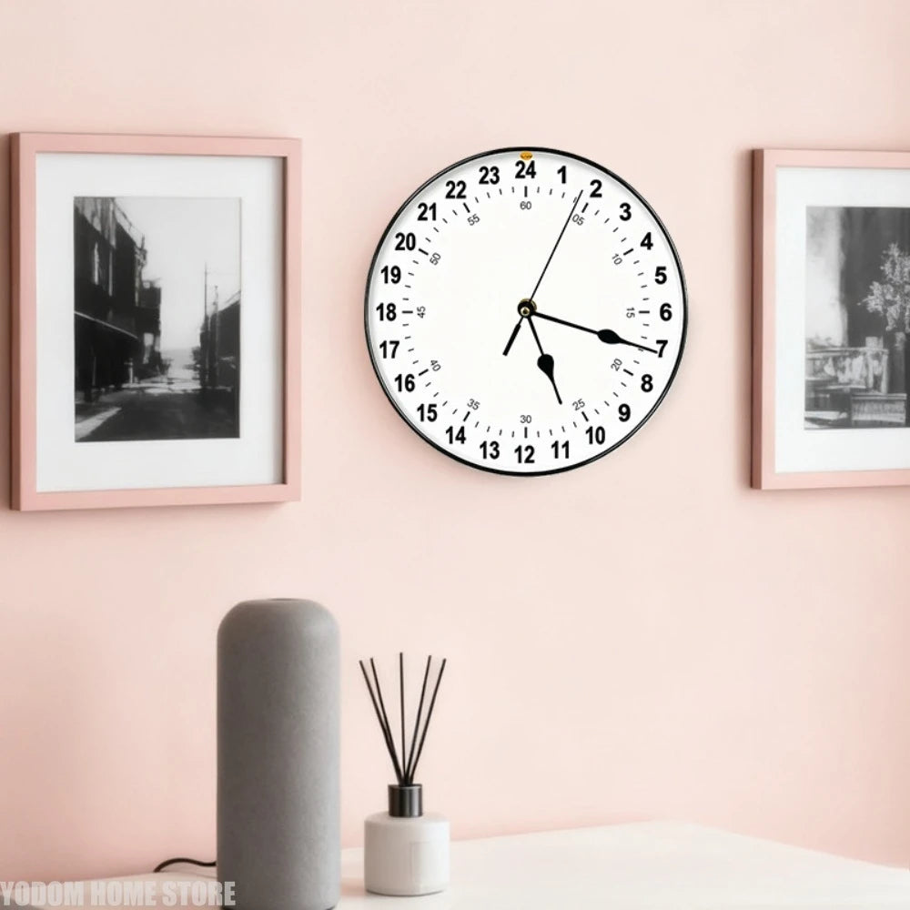 horloge murale noire cadran blanc aiguilles noires système horaire atypique