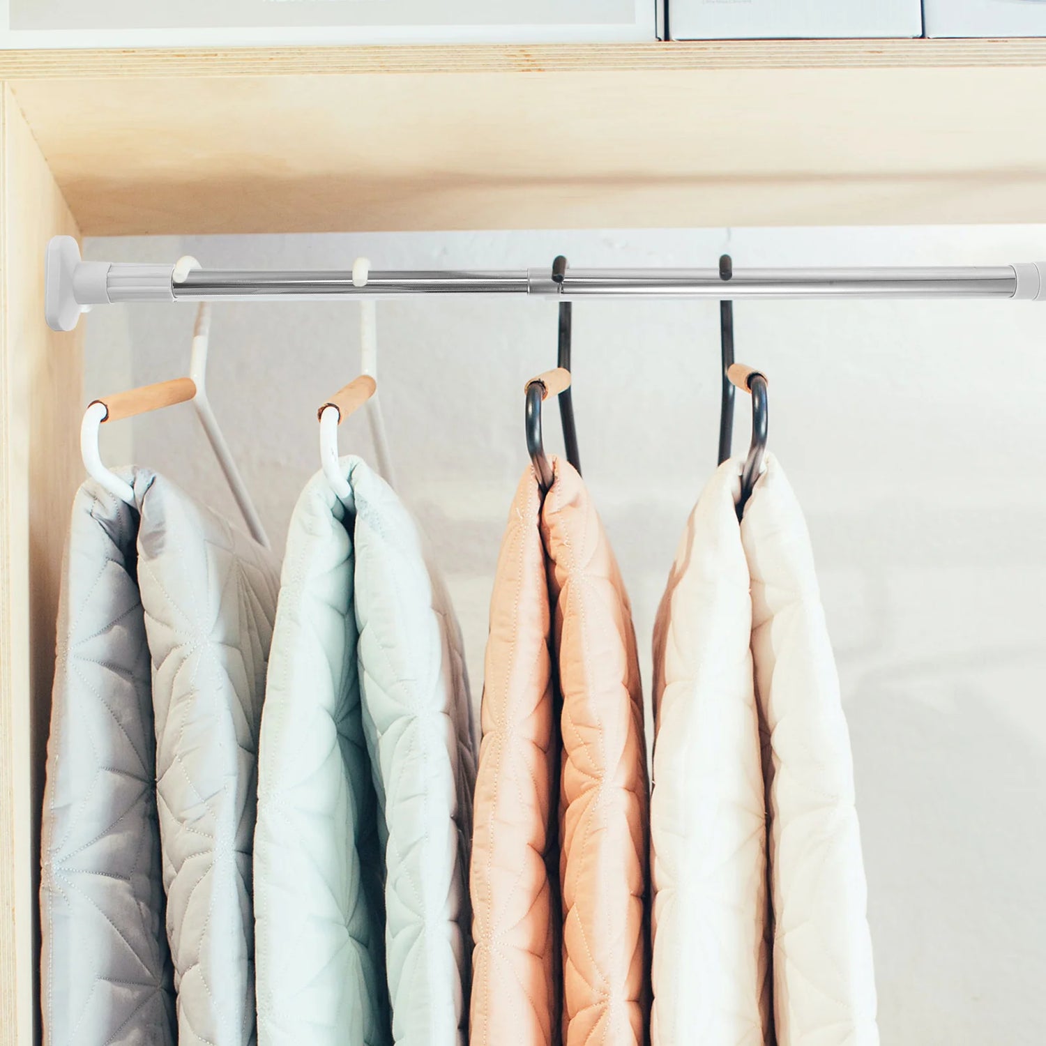 Détail de la fixation en caoutchouc de la tringle