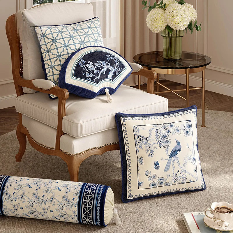 housse coussin bleu blanc motif floral velours carré classique décor maison literie canapé vintage