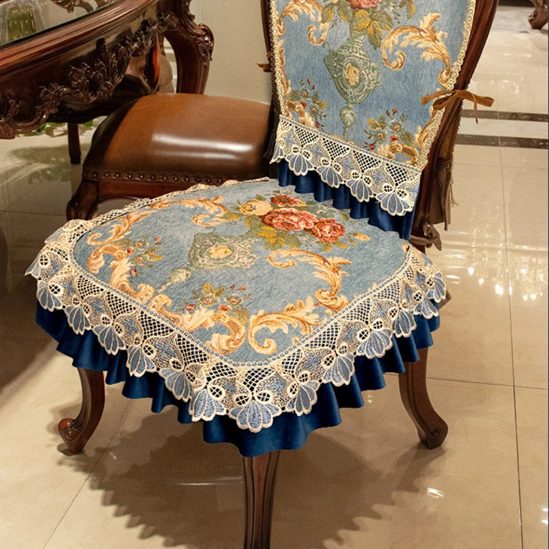 Le fauteuil décoré d'un élégant motif floral sur fond bleu, rehaussé de dentelle blanche, offre une touche luxueuse et raffinée à ce meuble d'ameublement.