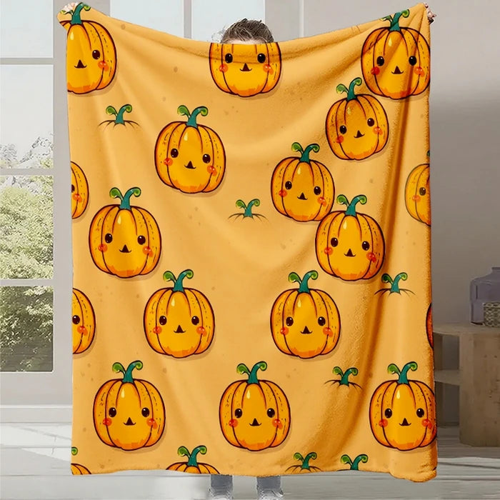 Une couverture en polaire jaune ornée de motifs de citrouilles souriantes aux couleurs vives, reflétant une ambiance festive et automnale.