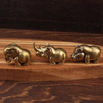 figurines animales bronze cuivre détails sculptés rhinocéros hippopotame éléphant plateau bois africain