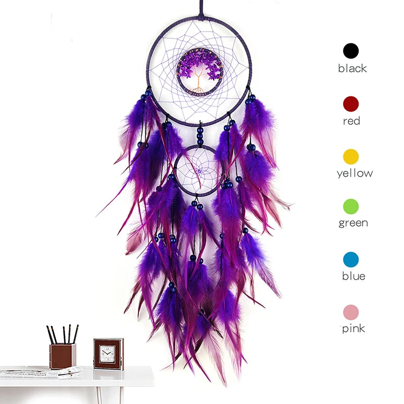 Ce magnifique attrape-rêves de couleur violet possède un joli centre orné d'un arbre de vie et des plumes d'une belle teinte rose et pourpre.