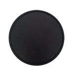 Un couvercle de protection en cuir noir de forme ronde.