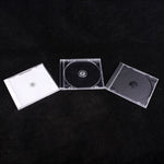 Détail de la boîte transparente avec CD visible à l'intérieur