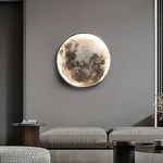 Lampe murale en lune installée dans une chambre à coucher, ambiance apaisante