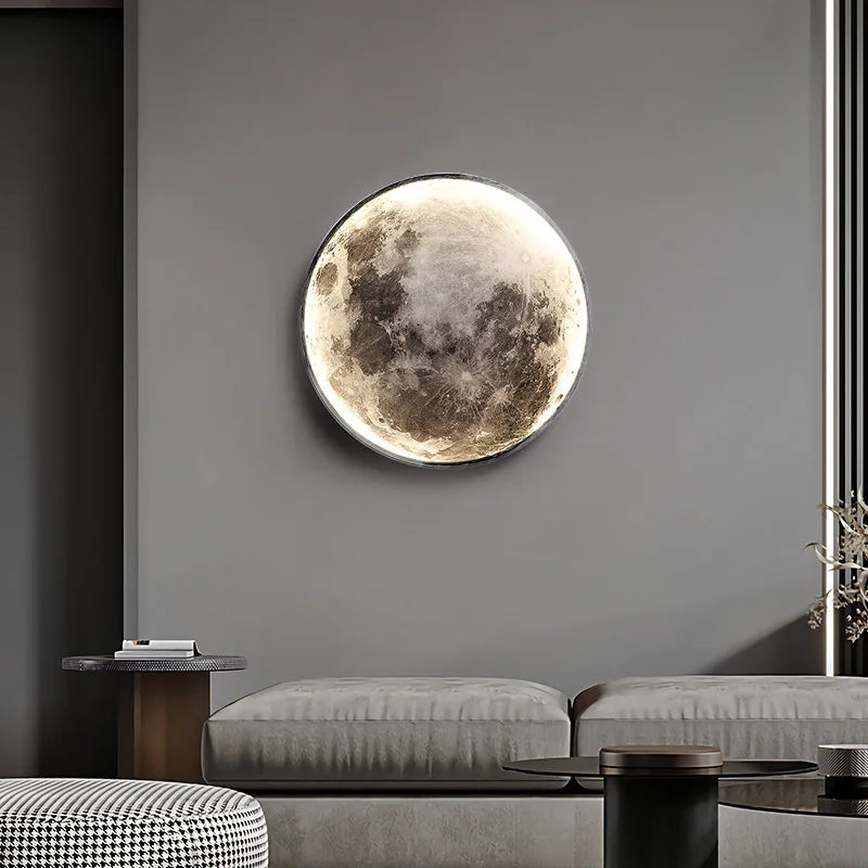 Lampe murale en lune installée dans une chambre à coucher, ambiance apaisante