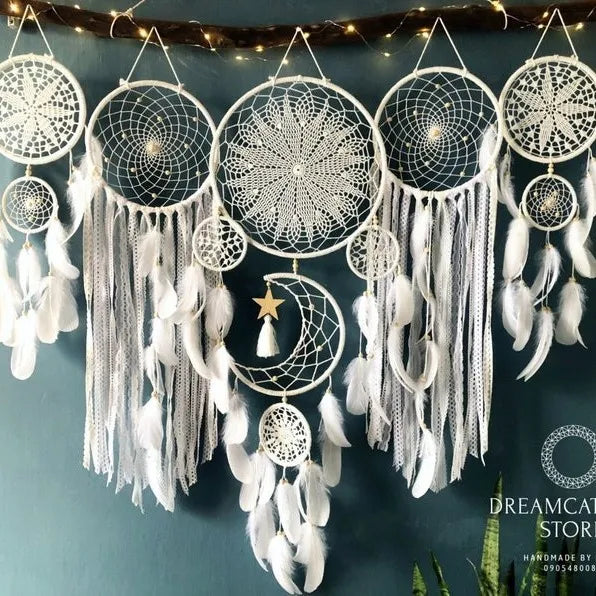 Attrape rêves bohème crocheté motifs floraux plumes tassel couleurs variées décoration murale chambre