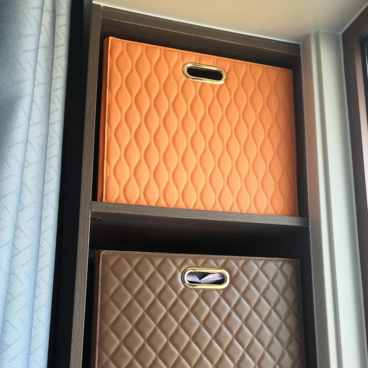 boîte rangement cuir matelassé poignées métalliques chambre moderne