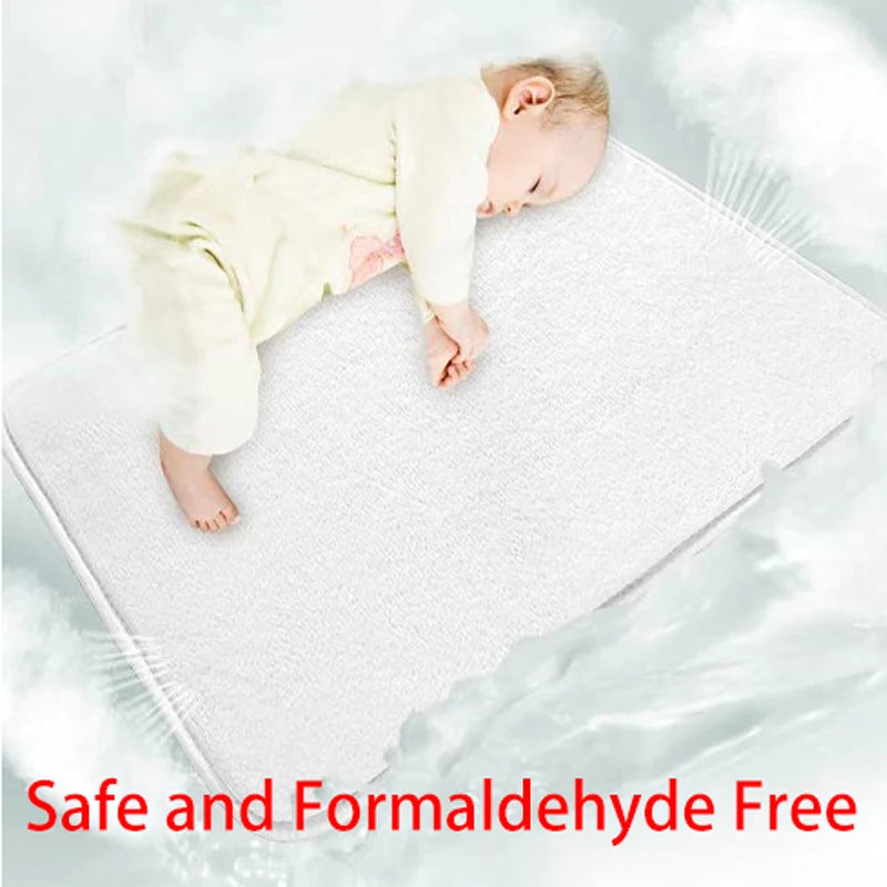 Un bébé paisiblement endormi sur une couverture blanche, avec un texte indiquant que le produit est sans formaldéhyde et sécuritaire.