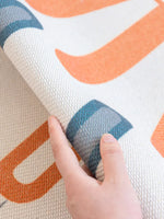 Motif géométrique aux couleurs vives sur un tissu texturé.