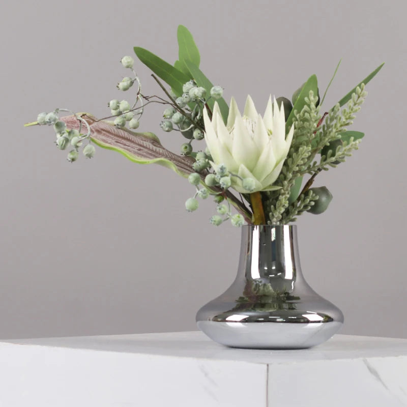 vase moderne argenté brillant fleurs artificielles blanches vertes décoration maison