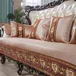 Un luxueux canapé de style baroque avec une finition crème et des motifs floraux dorés, rehaussé par des accents noirs ornementés, créant une atmosphère élégante et raffinée.