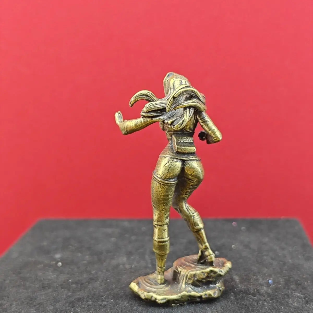 statue féminine bronze doré pose dynamique manga figurine détaillée socle rocheux comparaison taille pièce