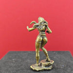 statue féminine bronze doré pose dynamique manga figurine détaillée socle rocheux comparaison taille pièce
