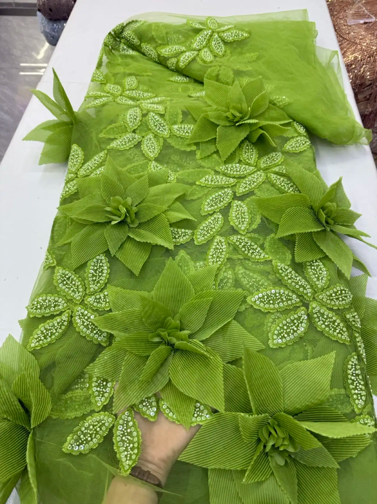 tissu décoratif brodé fleurs strass luxueux beige vert bleu violet rose floral translucide cérémonie
