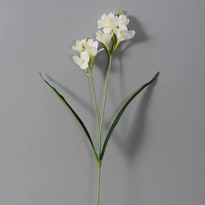 décoration intérieure bouquet artificielle orchidée blanc bleu rose feuilles verte moderne minimaliste