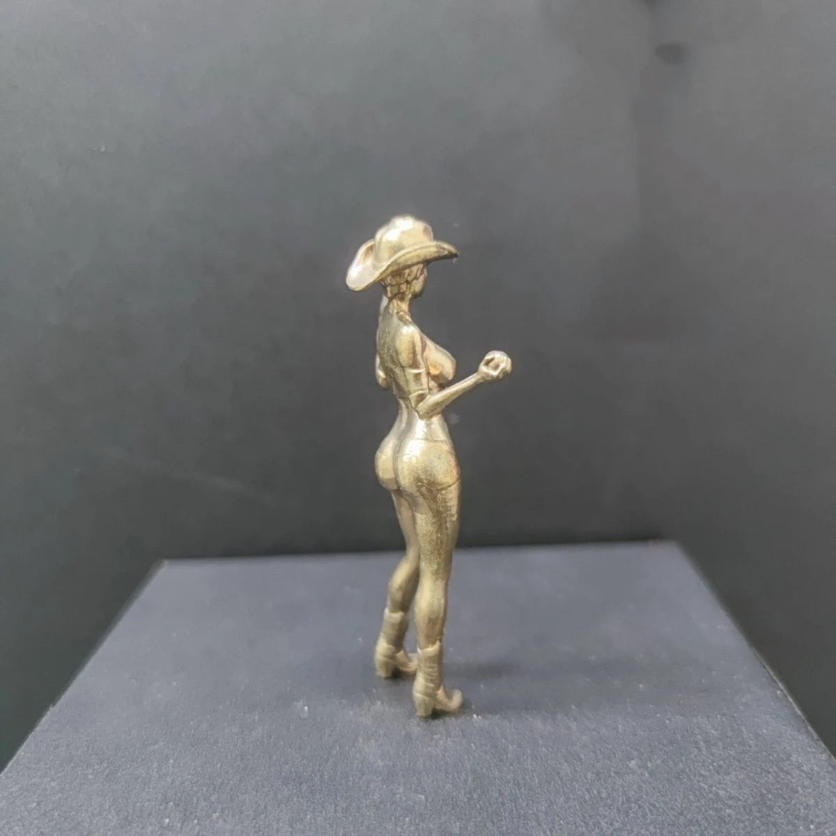 figurine western cowgirl dorée chapeau bottes décoration collection miniature artisanal bronzé