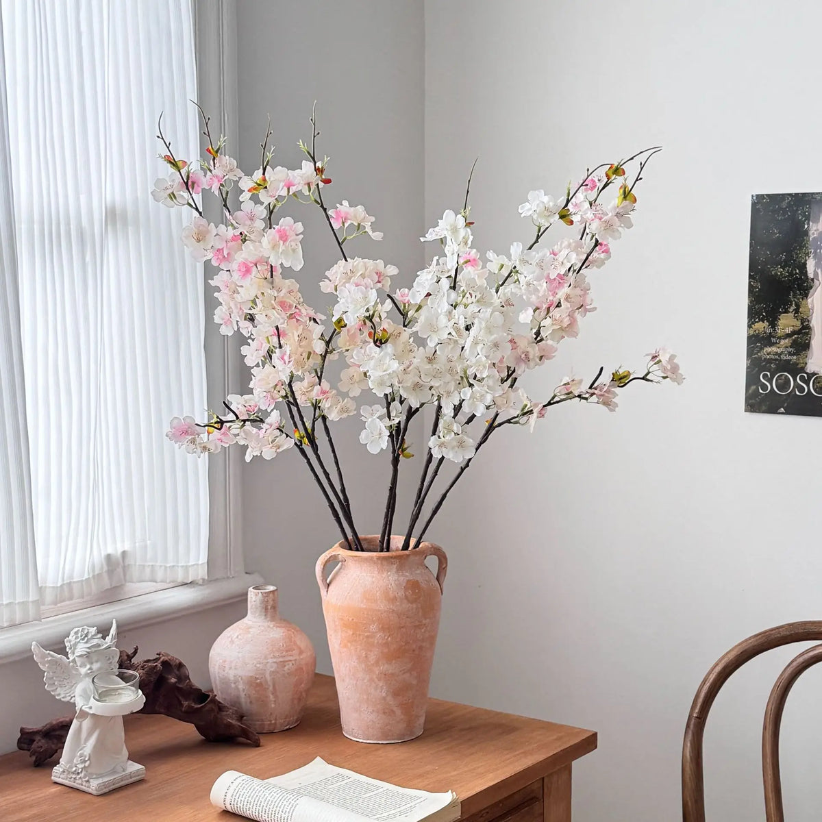 décoration intérieure branche artificielle fleurs cerises rose blanche minimaliste vase salon entrée