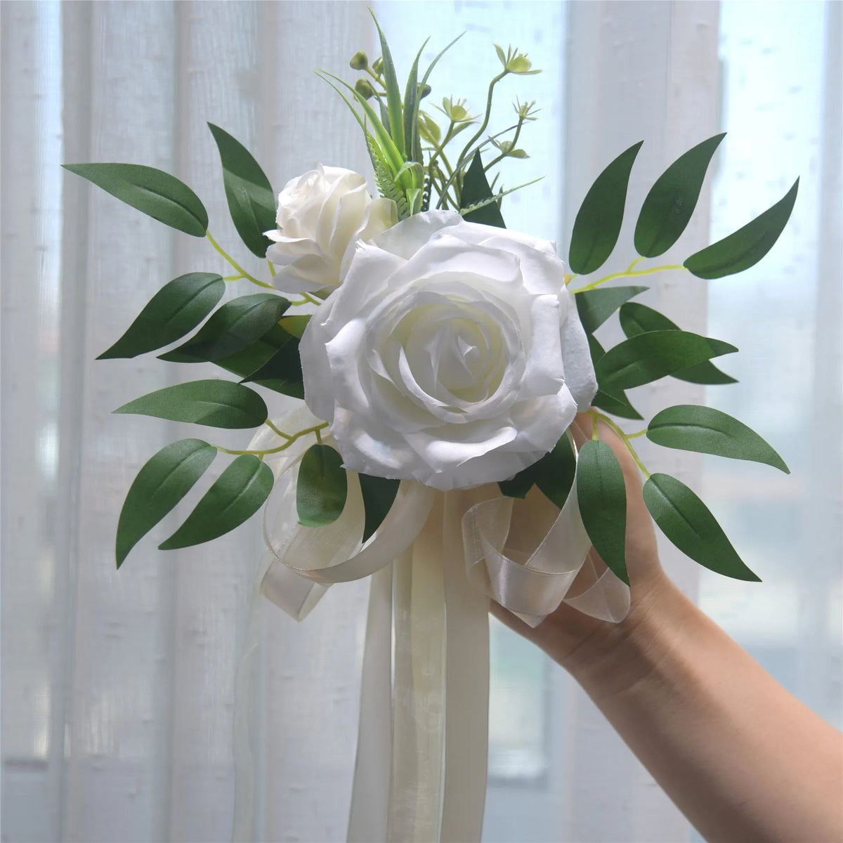 décoration mariage rose artificielle ruban eucalyptus feuilles verte chaise égliseextérieur