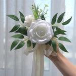 décoration mariage rose artificielle ruban eucalyptus feuilles verte chaise égliseextérieur
